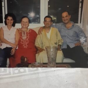 Khaled El Sawy Instagram - ده اللي اسمه الحضن الأسري واحمد ربي وامتن لأبي المرحوم وامي المكرمة واختي داليا اول جمهوري وهي الأصغر الأكبر كمان:)