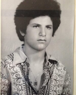 Khaled El Sawy Instagram - ٧/٧/١٩٧٧
خدت الاعدادية بحاجة وستين في المية، دي قفزة بعد اولى وثانية اعدادي بملاحق.. كتير! عاوز ايه هدية يا خللوود؟ اسافر لندن ، رفضتني السفارة! (بصراحة شكل مش فيزا) طيب غدا اونكل فلان شركته مطلعة رحلة تونس، اه ايوة، ١٠ ايام لاول مرة برة، ولوحدي! وطبعا.. قد ما انبسطت وكنت حبوب، قد ما عديت بأكشن فيه الضارب والمضروب:) حبيت قوي تونس، منطقة الحمامات، شيراتون وده مش اعلان) و و و.. ذكريات☺️