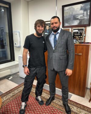 Khasan Magomedsharipov Instagram - чуть отвлек от работы 😁 @uvarov_vladimir_ 
всегда рад видеть ,спасибо за гостеприимство 🤝🫂