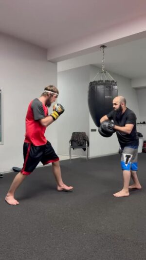 Khasan Magomedsharipov Instagram - Итог: Если ты направляешься к цели и станешь дорогою останавливаться, чтобы швырять камнями во всякую лающую на тебя собаку, то никогда не дойдешь до цели.
К цели вместе с @bukaboxing