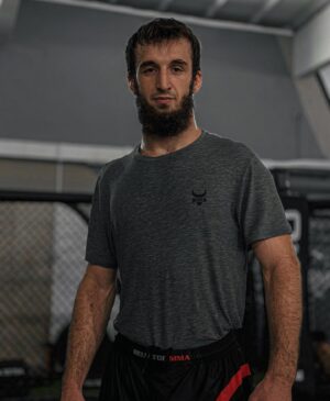Khasan Magomedsharipov Instagram - 4 недели до боя 👀 настроение: прийти на курсы по управлению гневом и устроить драку )) 
Дублин ждите ☘️ my team @bukaboxing