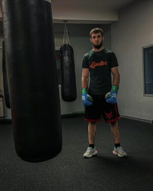 Khasan Magomedsharipov Instagram - Я и мой друг 🥊
@bukaboxing @goodies.global