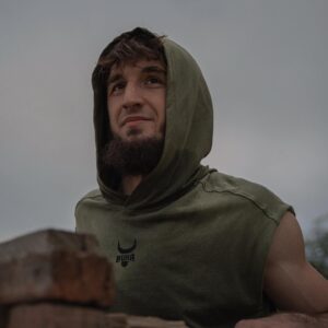 Khasan Magomedsharipov Instagram - Надо быть постоянно готовым к угасанию интереса: к идеалам, работе, человеку, к занятию – и не выть на луну, когда это случится. Между первым и вторым дыханием – всегда разочарование, усталость и тоска.
Выход: не взирая на все это просто продолжать делать свою работу. @bukaboxing