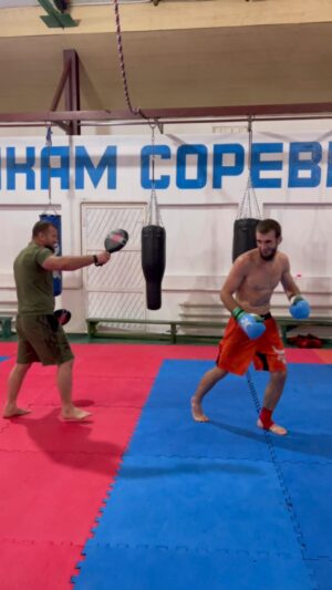 Khasan Magomedsharipov Instagram - Старую школу тоже не забываем @5_storon_sveta_official @bukaboxing