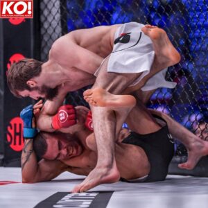 Khasan Magomedsharipov Instagram - Отрадно предаться безумию там, где это уместно.

Контроль над собой исключительно важен, но избыток контроля оборачивается против тебя.
Тот, кто постоянно подавляет свои эмоции, утрачивает связь с самим собой и перестает понимать, что ему действительно нужно. Учись сохранять контроль тогда, когда этого требуют обстоятельства, и «отпускать себя» в моменты, когда ты можешь себе это позволить.