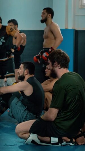 Khasan Magomedsharipov Instagram - 1. прежде, чем пытаться заботиться об эмоциональном состоянии других, быть уверенным в том, что ты уже позаботился о себе.
II. носить одежду, в которой ты чувствуешь себя собой.
II. жить так, чтобы не бояться проснуться поутру и отправиться на ненавистную работу. 
и еще, когда тебе тяжело,помни если ты сдашься лучше не будет.
@bukaboxing