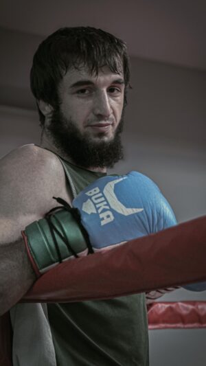 Khasan Magomedsharipov Instagram - Будь камнем, не преувеличивай своё значение в чужой жизни, довольствуйся тем, что дают
добровольно.
Не отдавайся полностью, держи меру. Мало говори, не жалуйся - максимум тебя выслушают.
Появляйся редко, но там где нужно. Не проси лишнего, не давай лишнего, И будь готов к тому, что тебя возможно оставят, что заменят и будут жить совершенно спокойно. Довольствуйся уединением. Не привязывайся и сам не давай безосновательных надежд. При этом будь собой, и ни при каких обстоятельствах не теряй качества
достойных людей. @bukaboxing