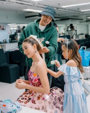 Khemanit Jamikorn Instagram - Backstage💖 
ลงfullทีม ยาย่าและหลานๆพร้อมมากค่ะ👍🏻
.
.
.
Get ready for @kanapotofficial ‘s fashionshow ✌🏻🧡 
#panpanfamily #panpanworkmode