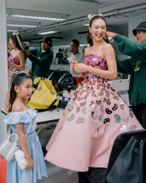 Khemanit Jamikorn Instagram - Backstage💖 
ลงfullทีม ยาย่าและหลานๆพร้อมมากค่ะ👍🏻
.
.
.
Get ready for @kanapotofficial ‘s fashionshow ✌🏻🧡 
#panpanfamily #panpanworkmode