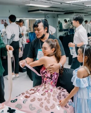 Khemanit Jamikorn Instagram - Backstage💖 
ลงfullทีม ยาย่าและหลานๆพร้อมมากค่ะ👍🏻
.
.
.
Get ready for @kanapotofficial ‘s fashionshow ✌🏻🧡 
#panpanfamily #panpanworkmode
