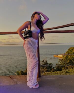Khiara Italia Instagram - Aproveitando a estreia no melhor estilo 🤍
.
Já assistiram? @netflixbrasil 
#brincandocomfogo 🔥🎡
Morro de São Paulo @tocadomorcego