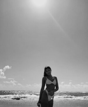 Khiara Italia Instagram - A vida fica melhor na praia 🌊