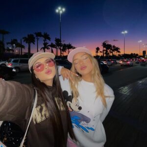 Khiara Italia Instagram - Tava faltando uma foto nesse perfil com a minha mana de reality ❤️‍🔥
Ela foi o motivo da minha viagem pra Floripa a um tempo atrás 🤫 
Te amo, dia 28 de setembro vai dar nós @netflixbrasil