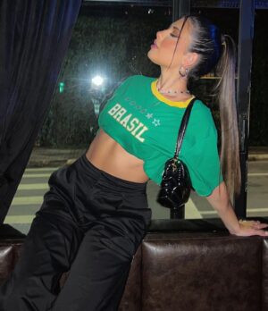 Khiara Italia Instagram - Bem patriota ela 🇧🇷💛✨⚽️
Look pra assistir mais um dia de jogo aqui em SP
@santocupidosp