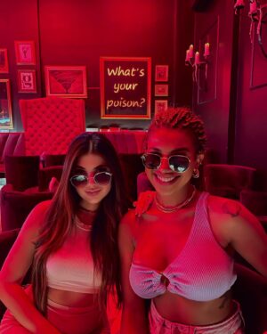 Khiara Italia Instagram - Mal chegamos e conquistamos o Top 10 brasil @netflixbrasil ❤️‍🔥
#brincandocomfogo #assando 
.
@purgatorio.bar 
🕶️ @chillisalvadoroficial 
👙 @moanbeachwear