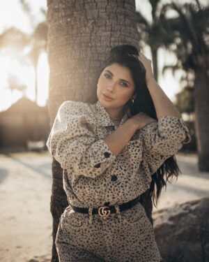 Khiara Italia Instagram - 🌻🐆✨💛
.
.
Eu sou muito difícil pra fotos, mas ela conseguiu me fazer amar esse ensaio! 📸@renatagoyer ♥️