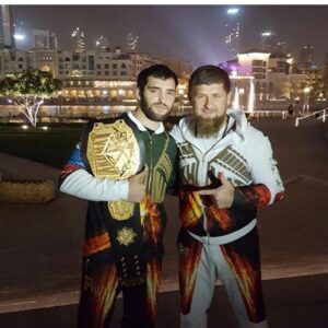 Khusein Khaliev Instagram - В Дубаи с дорогим старшим братом Рамзаном Ахматовичем @za_kadyrova_95eng ❤️☝🏻