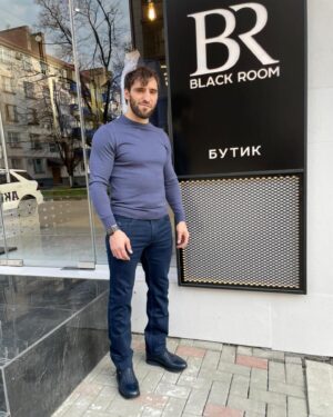 Khusein Khaliev Instagram - Стильные  кроссовки из питона теперь и у меня а с ними чёрный батник. Вернулся сегодня в магазин @black_room_gr и решил дополнить свой гардеробчик.
⠀
Реально вот все вещи красивые у них, что не примерь все качественно и красиво. И очень красивый сам магазин, приятно что в Грозном стало на Один мужской бутик больше.
⠀
Дал аьтто бойл шу. За скидку отдельное Спасибо. @black_room_gr