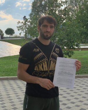Khusein Khaliev Instagram - Ассаламу алайкум!!! Сегодня официально стал бойцом клуба АХМАТ, подписав долгосрочный договор. Мои лучшие спортивные годы прошли в АХМАТЕ и я очень надеюсь, что впереди меня ждёт ещё множество побед. При поддержке моих дорогих Братьев Рамзана Ахматовича и Абузайда Джанжаровича нам по силам любые высоты. АХМАТ СИЛА!!! @za_kadyrova_95eng  @za.vismuradov_95  @akhmat_mma @aca_mma @team_khaliev #mma