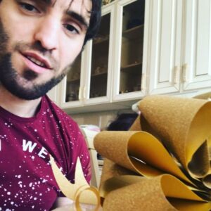 Khusein Khaliev Instagram - Я ХОЧУ ПРО СВОЙ ТОРТ ОТ СУШИ КИНГ РАССКАЗАТЬ А ХАВАШКА СВОЙ РЕКЛАМИРУЕТ 🤣😁 БОЛЬШОЕ СПАСИБО СУШИ КИНГ @sushi_king95  ЗА САМЫЕ ВКУСНЫЕ СУШИ 🍣  И ЕЩЁ БОЛЬШОЕ СПАСИБО БРАТУ СОСЛАНУ С БЛОК ПОСТА ЧЕРМЕН И БРАТИШКЕ АРСЕНУ ЗА ВНИМАНИЕ И ЗА ИСКРЕНИЮ  ДРУЖБУ СПАСИБО ВАМ ДРУЗЬЯ🙏🏻👍🏻👍🏻👍🏻👍🏻