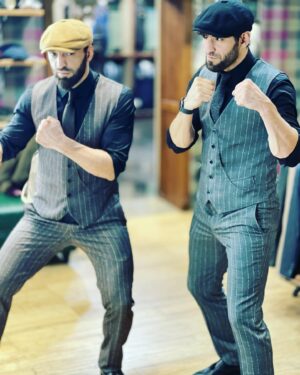 Khusein Khaliev Instagram - Друзья, слышал много хороших отзывов о бренде @kingsname и на днях посетил их магазин. Хочу сказать, что мне и моему брату Хасану @khasan_khaliev собрали крутые образы ОТ и ДО. Профессиональный стилист сделал своё дело👌🏼качество костюмов просто бомба💣 теперь я у вас постоянный гость @kingsname 🔥 #одежданазаказ #одежда #стиль #мода #грозный #мма #прямойэфир #мужчина #кингснейм #халиев #халиевы #хеллоуин