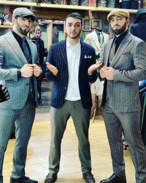 Khusein Khaliev Instagram - Друзья, слышал много хороших отзывов о бренде @kingsname и на днях посетил их магазин. Хочу сказать, что мне и моему брату Хасану @khasan_khaliev собрали крутые образы ОТ и ДО. Профессиональный стилист сделал своё дело👌🏼качество костюмов просто бомба💣 теперь я у вас постоянный гость @kingsname 🔥 #одежданазаказ #одежда #стиль #мода #грозный #мма #прямойэфир #мужчина #кингснейм #халиев #халиевы #хеллоуин