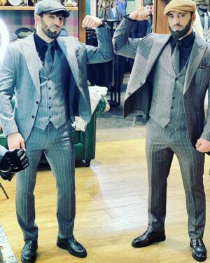 Khusein Khaliev Instagram - Друзья, слышал много хороших отзывов о бренде @kingsname и на днях посетил их магазин. Хочу сказать, что мне и моему брату Хасану @khasan_khaliev собрали крутые образы ОТ и ДО. Профессиональный стилист сделал своё дело👌🏼качество костюмов просто бомба💣 теперь я у вас постоянный гость @kingsname 🔥 #одежданазаказ #одежда #стиль #мода #грозный #мма #прямойэфир #мужчина #кингснейм #халиев #халиевы #хеллоуин