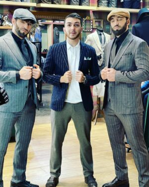 Khusein Khaliev Instagram - Друзья, слышал много хороших отзывов о бренде @kingsname и на днях посетил их магазин. Хочу сказать, что мне и моему брату Хасану @khasan_khaliev собрали крутые образы ОТ и ДО. Профессиональный стилист сделал своё дело👌🏼качество костюмов просто бомба💣 теперь я у вас постоянный гость @kingsname 🔥 #одежданазаказ #одежда #стиль #мода #грозный #мма #прямойэфир #мужчина #кингснейм #халиев #халиевы #хеллоуин