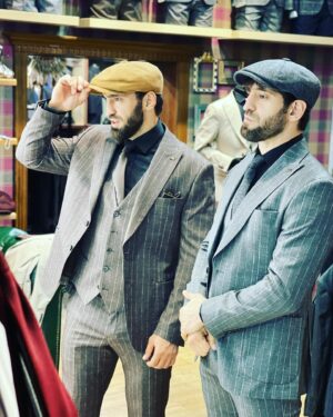 Khusein Khaliev Instagram - Друзья, слышал много хороших отзывов о бренде @kingsname и на днях посетил их магазин. Хочу сказать, что мне и моему брату Хасану @khasan_khaliev собрали крутые образы ОТ и ДО. Профессиональный стилист сделал своё дело👌🏼качество костюмов просто бомба💣 теперь я у вас постоянный гость @kingsname 🔥 #одежданазаказ #одежда #стиль #мода #грозный #мма #прямойэфир #мужчина #кингснейм #халиев #халиевы #хеллоуин