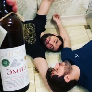 Khusein Khaliev Instagram - Для тех, кто ведёт здоровый образ жизни и следит за своим здоровьем рекомендуем чудеснейший, халяльный элексир «Эмиз»! @emiz_kavkaz @emiz_kavkaz @emiz_kavkaz
Ресвератрол, содержащийся в эликсире «ЭМИЗ» — природный фитоалексин, полифенол, является мощным антиоксидантом, активность которого превосходит витамин Е, проявляет эстрогенную активность, уменьшает частоту сердечно-сосудистых заболеваний, снижает риск развития атеросклероза. 
Тормозит разрастание преджировых клеток, мешая их преобразованию в зрелые жировые клетки, и препятствует накоплению жира. Таким образом, «Эликсир «ЭМИЗ» служит профилактикой появления избыточного веса. 
Целебные свойства
Полифенолы винограда в комплексе с другими БАВ виноградной грозди оказывают следующие действия в организме человека:
- Как антиоксидант, связывают и выводят из организма свободные радикалы;
- Нормализуют уровень холестерина в крови;
- Задерживают рост раковых клеток и подавляют раковые клетки, одновременно стимулируя и активизируя способность к регенерации нормальных здоровых клеток;
- Поддерживают нормальную функциональную способность тромбоцитов, способствуют снижению вязкости крови, тем самым, обеспечивая свободный кровоток в сосудах, поддерживая эластичность стенок сосудов;
- Оказывают противовоспалительное и антибактериальное действие;
- Поддерживают гладкость и эластичность кожи, предотвращая ее преждевременное старение, обладают способностью восстанавливать и стимулировать рост коллагеновых волокон, восстанавливают молодость увядшей кожи;
- Оказывают антиаллергическое действие, нейтрализуя выделение гистамина;
- Улучшают память, повышают устойчивость организма к стрессам;
- Снижают уровень сахара в крови;
- Улучшают остроту зрения, эффективны при ретинопатии (поражения сетчатки глаза) у больных диабетом и гипертонической болезнью.
- Благотворно влияют на кожу, восстанавливая и стимулируя рост коллагеновых волокон основной структурной белковой составляющей тканей кожи.