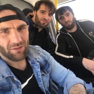 Khusein Khaliev Instagram - Вылетаем в Казахстан 💪🏻 до боя 3 дня . Да обрадует тебя Аллах1 победой брат Хасан @khasan_khaliev ❤️☝🏻