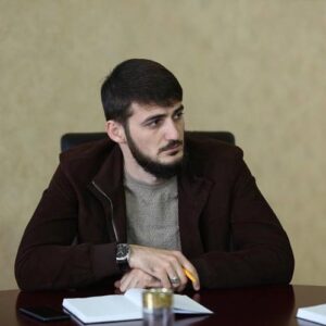 Khusein Khaliev Instagram - Как вам известно, самый сильный из рода Халиевых - это естественно Адам. @adam_khaliev_official Самый красивый Хасан, @khasan_khaliev веселый - Рустам, ответственный - Аслан, ну а во мне все по чуть -чуть))) остаётся вопрос: «Кто же из нас тогда самый умный?» Мегамозг 🧠 в нашем роду - это (барабанная дробь 😁) бар 🥁🥁🥁🥁🥁🥁 естественно (ХАЛИЕВ МОХЬМАД)
Прославивший  Халиевых далеко за пределами Родины.  Получил звание бакалавра окончив университет Восточной Англии с отличием, и став магистром уже Нью Касле. Вернулся в республику  стал делиться знаниями с местной молодежью заняв должность замдекана в ЧГУ. Прошу любить и жаловать преподаватель, спортсмен, патриот, ну и просто красавец клана Халиевых ...( ХАЛИЕВ МОХЬМАД ) @m_khaliev