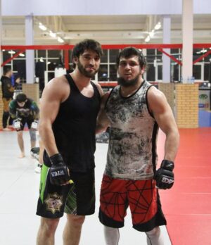 Khusein Khaliev Instagram - Мало кто знает каких усилий стоит подготовка и в непоследнюю очередь сгонка веса для любого бойца. Впереди будет много обсуждений нашего не состоявшегося поединка. Мы оба подошли к этому с огромной ответственностью, пройдя нелегкий путь. Бой не состоялся. Это было твоё решение, на которое ты имел полное право. Как я и говорил ранее, а я от своих слов не отказываюсь, ты был и останешься для меня братом. Али, брат, желаю тебе скорейшего выздоровления. Если на то будет воля Всевышнего наша встреча в октагоне ещё состоится. 
Есть в мире одно богатство, оно под названием «братство»! @aca_mma @akhmat_mma @ali_hulk_bagov
