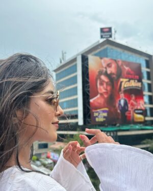 Khushi Dubey Instagram - Suchh a specialll feelingg to see this!!♥️💫
Picture abhi baaki hai mere dostttt! #jubileetalkies 🎞️🎥♥️

#khushidubey #jubileetalkies #shivangi #khushiasshivangi #shivyaan #love #romance #bollywood #sony #sonytv #poster #banner #passion
