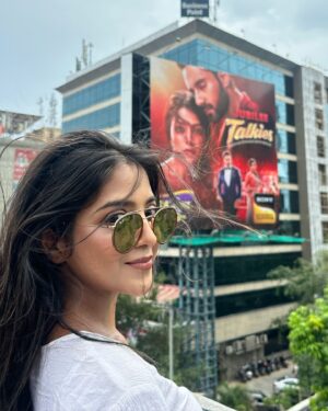 Khushi Dubey Instagram - Suchh a specialll feelingg to see this!!♥️💫
Picture abhi baaki hai mere dostttt! #jubileetalkies 🎞️🎥♥️

#khushidubey #jubileetalkies #shivangi #khushiasshivangi #shivyaan #love #romance #bollywood #sony #sonytv #poster #banner #passion