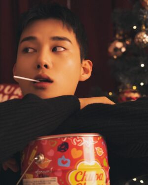 Ki Hyun-woo Instagram - merry christmas 🎄 
화이트 크리스마스 오랜만이군! 행복하고 따듯한 연말 보내요🫶🏻

#메리크리스마스 #merrychristmas