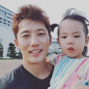Ki Tae-young Instagram - 올 여름 우리딸과 바다데이트... 요즘은 벌써커서 아빠 간식도 챙겨주고 어깨마사지도 해주고 이맛에 자식을 키우나 보네요.. 언제까지 아빠랑 데이트 해주려나?  친구같은 아빠가 되주고  싶다 사랑해♡
#로희 #로희아빠 #기태영 #kitaeyoung #lohee #부녀스타그램