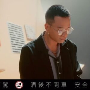 Ki-pin Ng Instagram - 男人的相遇總是這麼浪漫，
很多事要留點空間跟餘裕才舒適得體，
才華與個性能合作個98%就極度奢侈了⋯

何況是百分百的雙桶熟成，
在遇到伯樂的時候，
你會需要亞伯樂。

遮爾厚工的whiskey ，
世界好啉！

@aberlour 🥃
@weibirdmusic 😘

#亞伯樂單一麥芽威士忌
#越懂得越值得