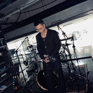 Ki-pin Ng Instagram - 緬懷音樂裡的每一個巨人，
謝謝你們。

謝謝第三十四屆金曲獎，
謝謝大竹研老師與我一同演繹〈藝界人生〉。

讚嘆音樂。

@gmamusic.official 
@ken_ohtake