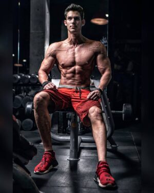 Kian Barazandeh Instagram - 👑 𝐿𝒾𝒻𝑒𝓈𝓉𝓎𝓁𝑒 
Jealousy is a terrible disease. Get well soon. 👊🏼
Ps. Throwback when I was a men's physique athlete.