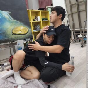 Kian84 Instagram - 오랜만에 만난 쌈디.

심장 박동수 서로 체크해봄.

건강한듯

#기안84
#쌈디
