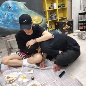 Kian84 Instagram - 오랜만에 만난 쌈디.

심장 박동수 서로 체크해봄.

건강한듯

#기안84
#쌈디