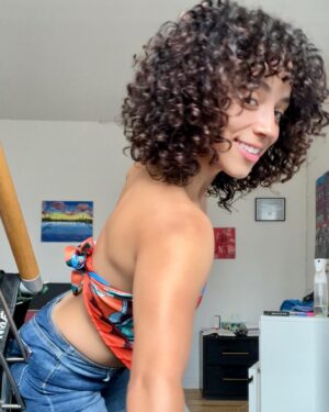 Kiana Madeira Instagram - Happy almost summer, my loves 💜 I pray that you are soaring like the angels that you are. I hope your transformations are allowing you to love yourself even deeper. I pray that you feel God close, no matter your worldly circumstances. Just want to say hi 🦋