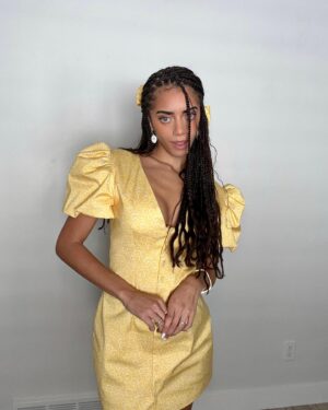 Kiara Barnes Instagram - Todays press junket look 😍😍😍💛🌻⭐️🌼🐝🍯 Felt cute as a button! Thank you @edwin.j.ortega 🫶🏽🫶🏽🫶🏽 @fantasyislandtv @foxtv