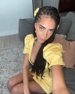 Kiara Barnes Instagram - Todays press junket look 😍😍😍💛🌻⭐️🌼🐝🍯 Felt cute as a button! Thank you @edwin.j.ortega 🫶🏽🫶🏽🫶🏽 @fantasyislandtv @foxtv