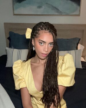 Kiara Barnes Instagram - Todays press junket look 😍😍😍💛🌻⭐️🌼🐝🍯 Felt cute as a button! Thank you @edwin.j.ortega 🫶🏽🫶🏽🫶🏽 @fantasyislandtv @foxtv
