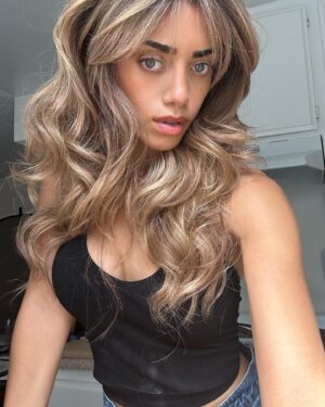 Kiara Barnes Instagram - In my late 80’s, early 90’s floppy hair era🌞🥰😇