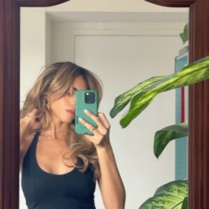 Kiara Barnes Instagram - In my late 80’s, early 90’s floppy hair era🌞🥰😇