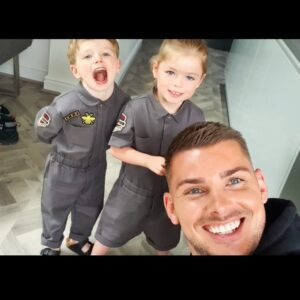 Kieron Richardson Instagram - Off to the caravan gang.....

Both kids wearing @phoebeandchasekids overalls 🐝