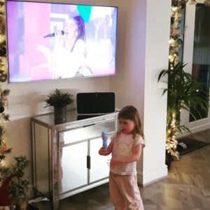 Kieron Richardson Instagram - Home from work to this 😂